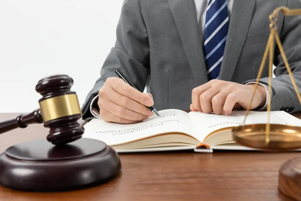 Avocat luând notițe la birou